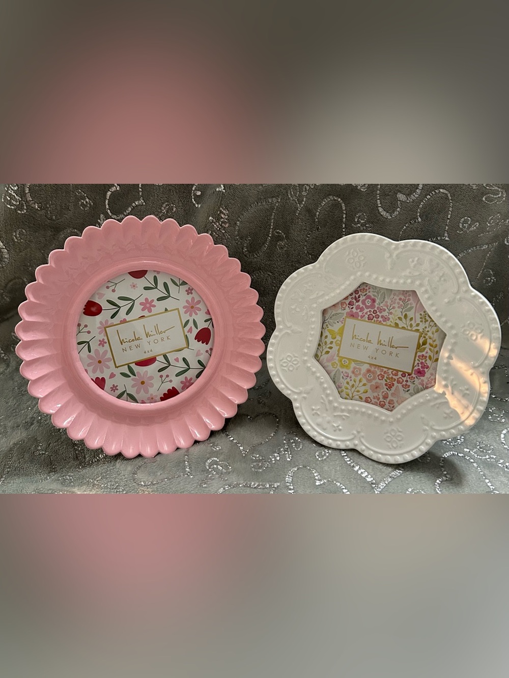 NWT Nicole Miller Pink and White Scalloped Round Decorative Frames